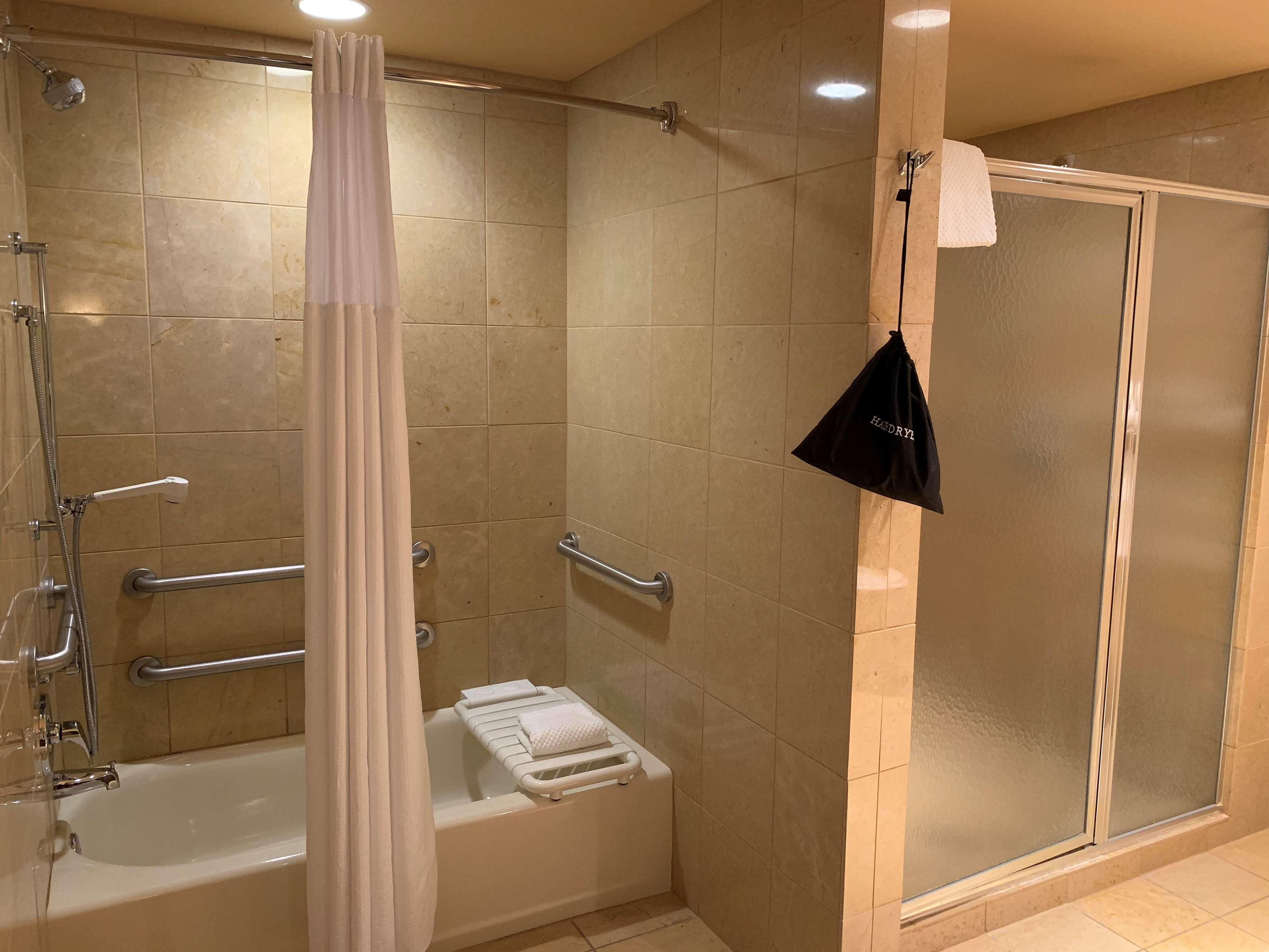 Hotel Embassy East And Riverfront Conference Center 4*