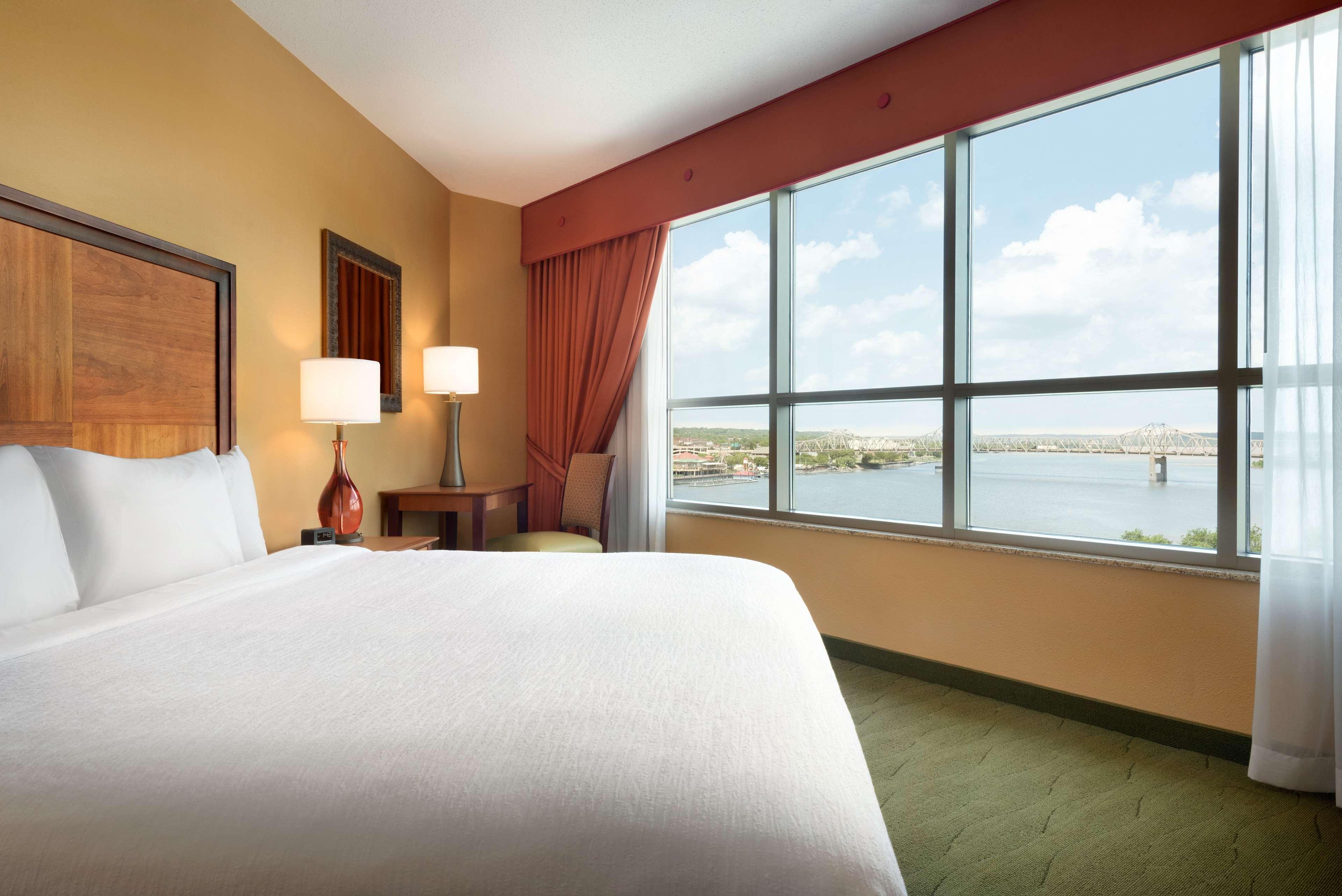 Hotel Embassy East And Riverfront Conference Center 4*