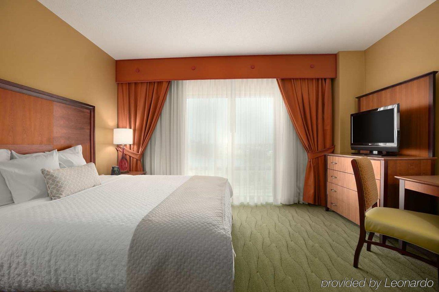 Hotel Embassy East And Riverfront Conference Center 4*