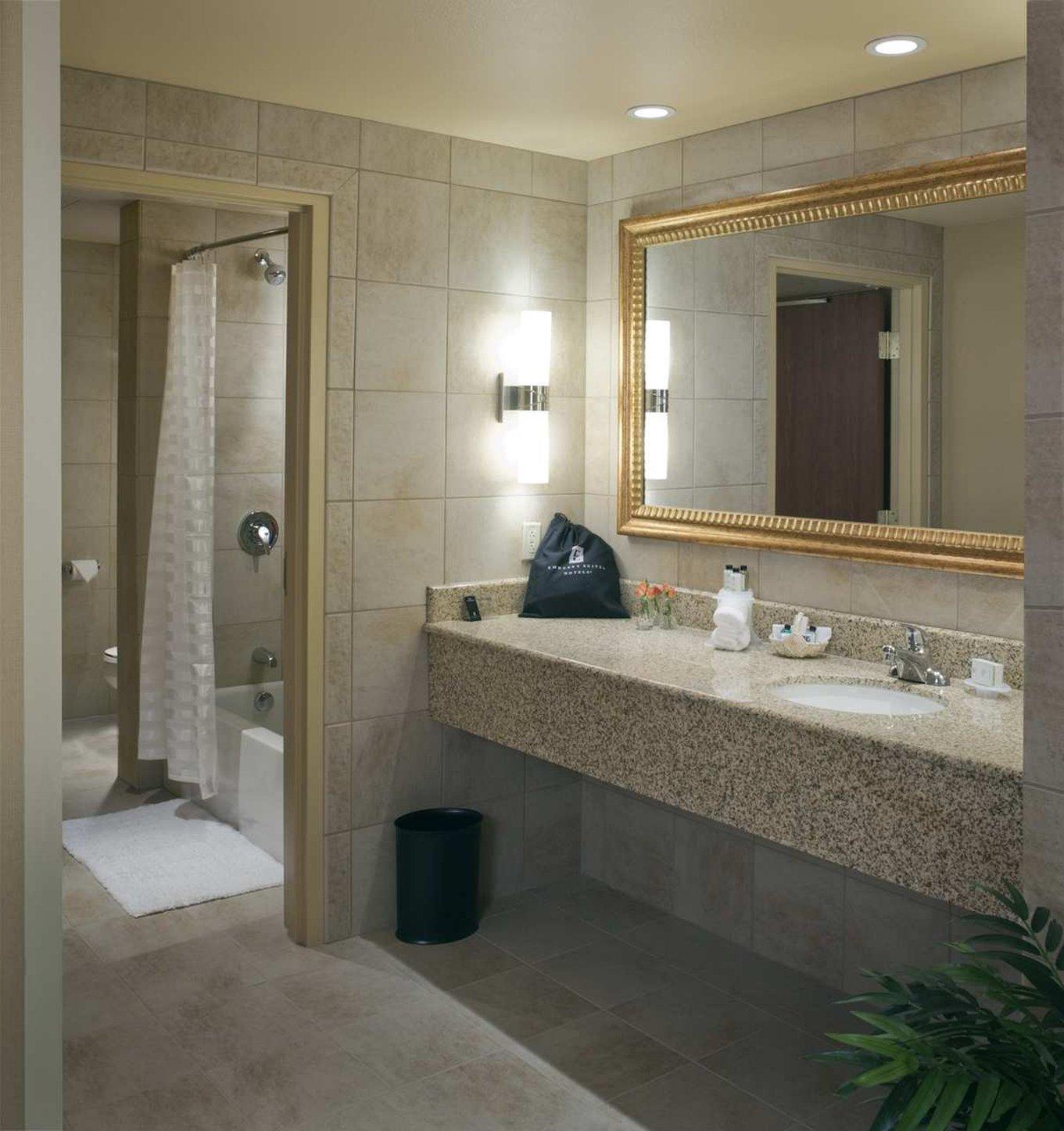 Hotel Embassy East And Riverfront Conference Center