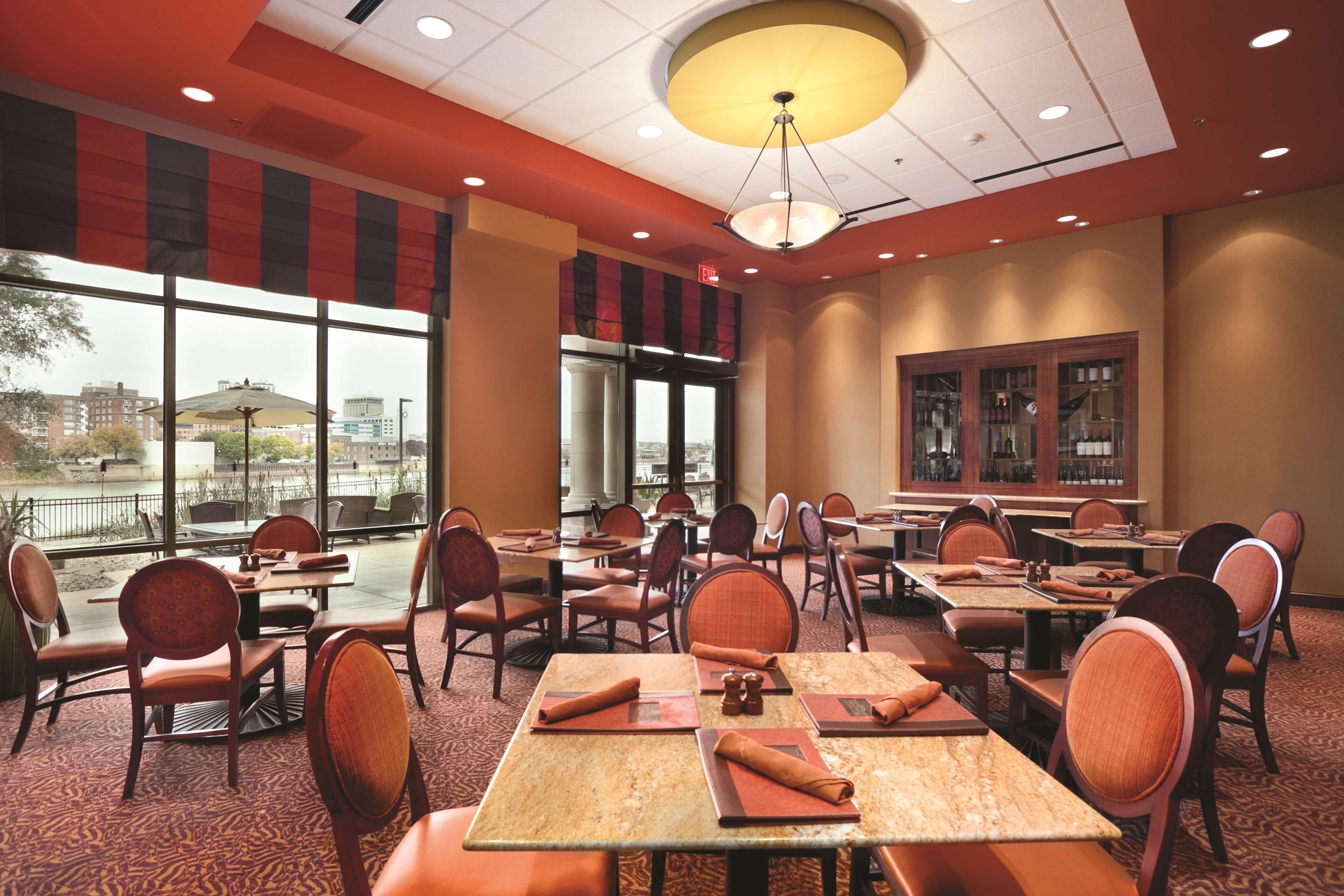 Hotel Embassy East And Riverfront Conference Center