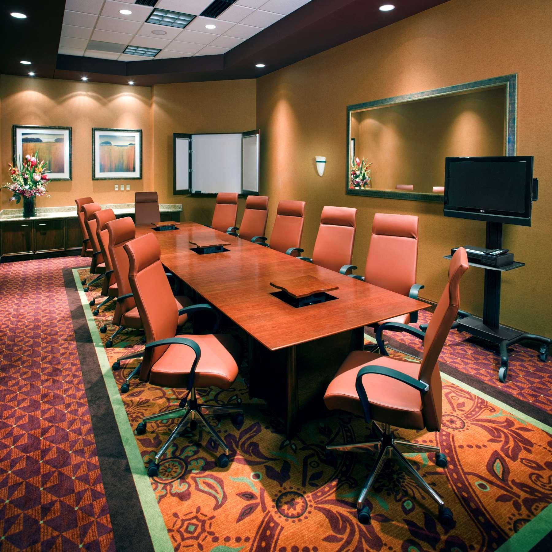 Hotel Embassy East And Riverfront Conference Center