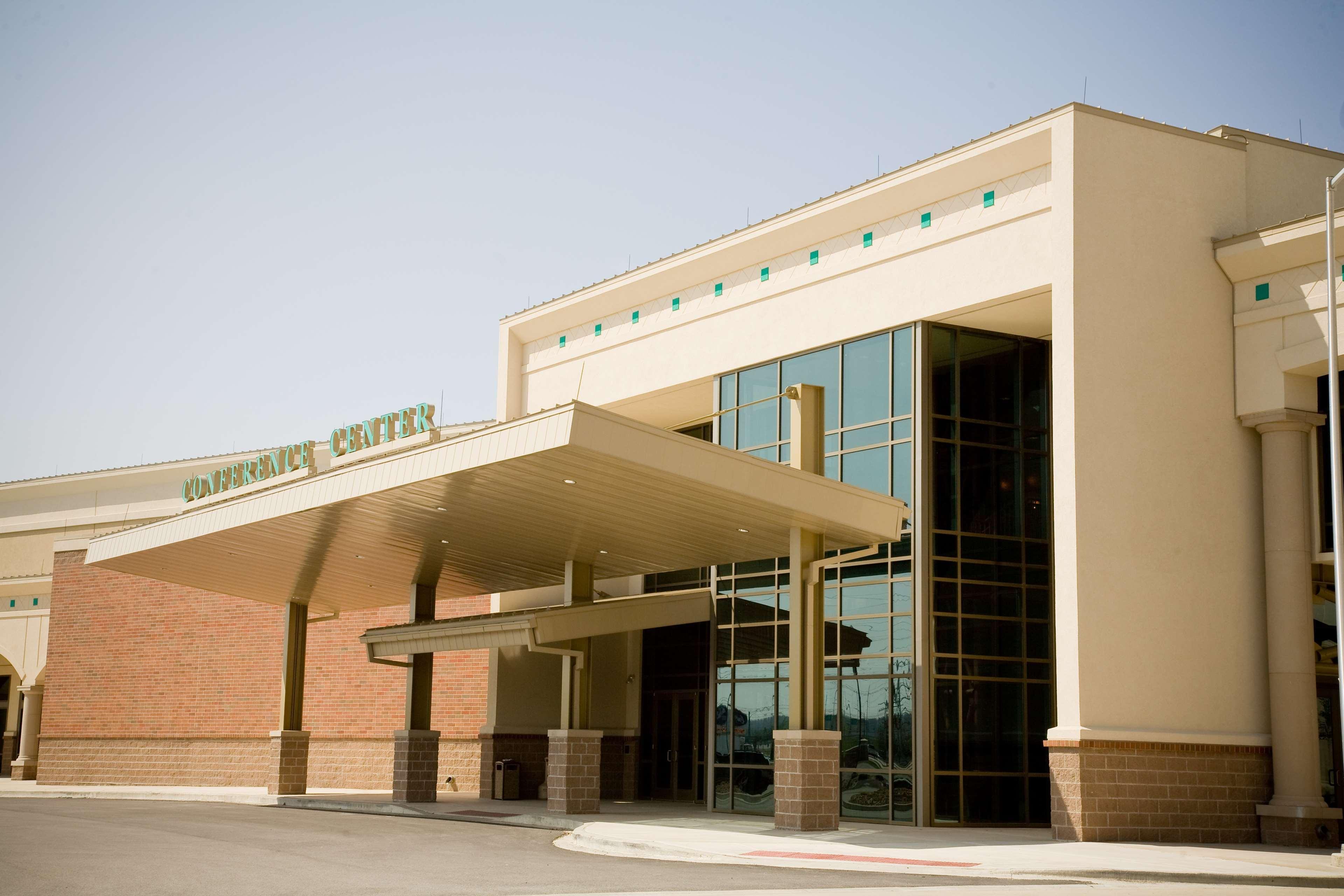 Hotel Embassy East And Riverfront Conference Center