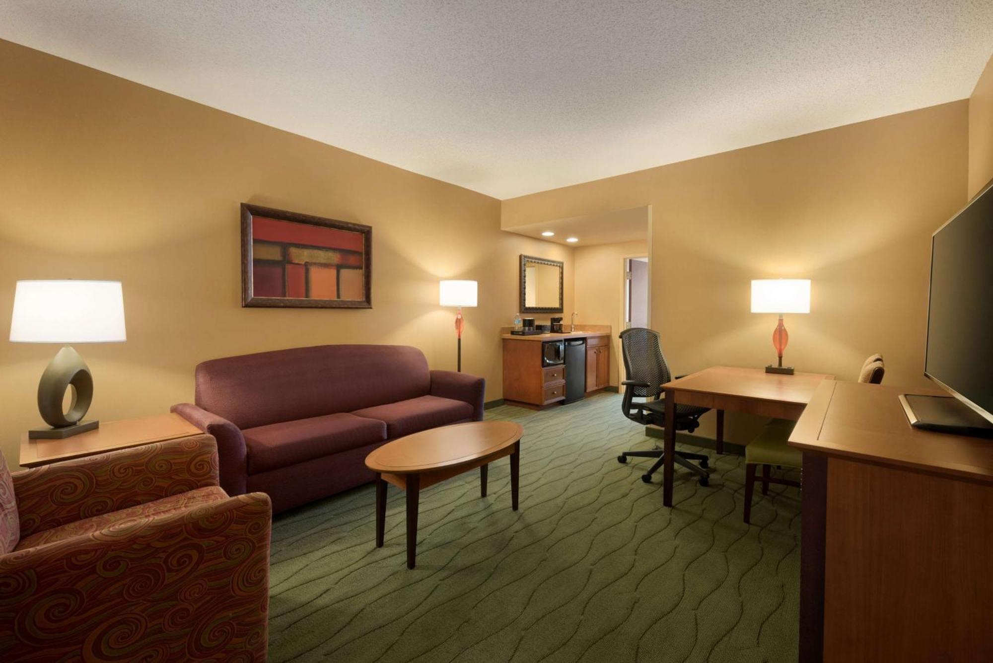 Embassy East And Riverfront Conference Center 4*