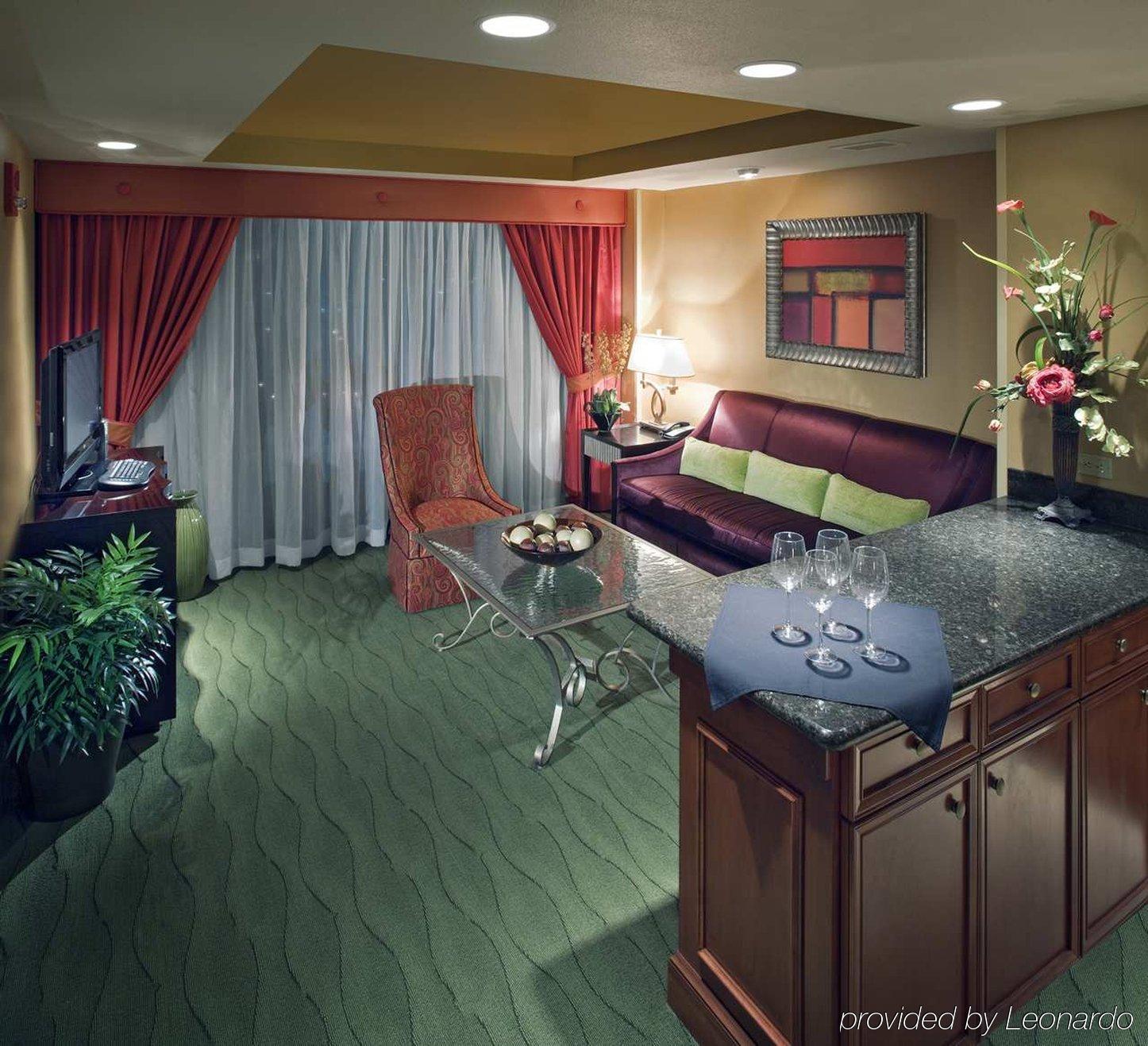 Hotel Embassy East And Riverfront Conference Center