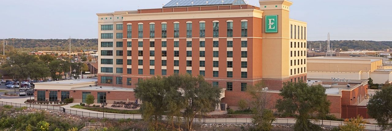 Hotel Embassy East And Riverfront Conference Center