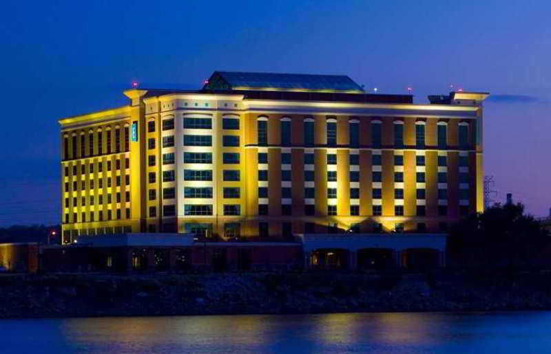 Hotel Embassy East And Riverfront Conference Center